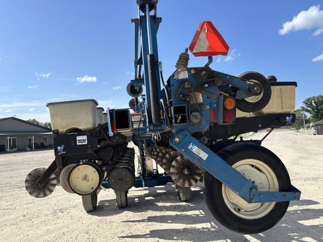 Image of Kinze 2600 equipment image 3