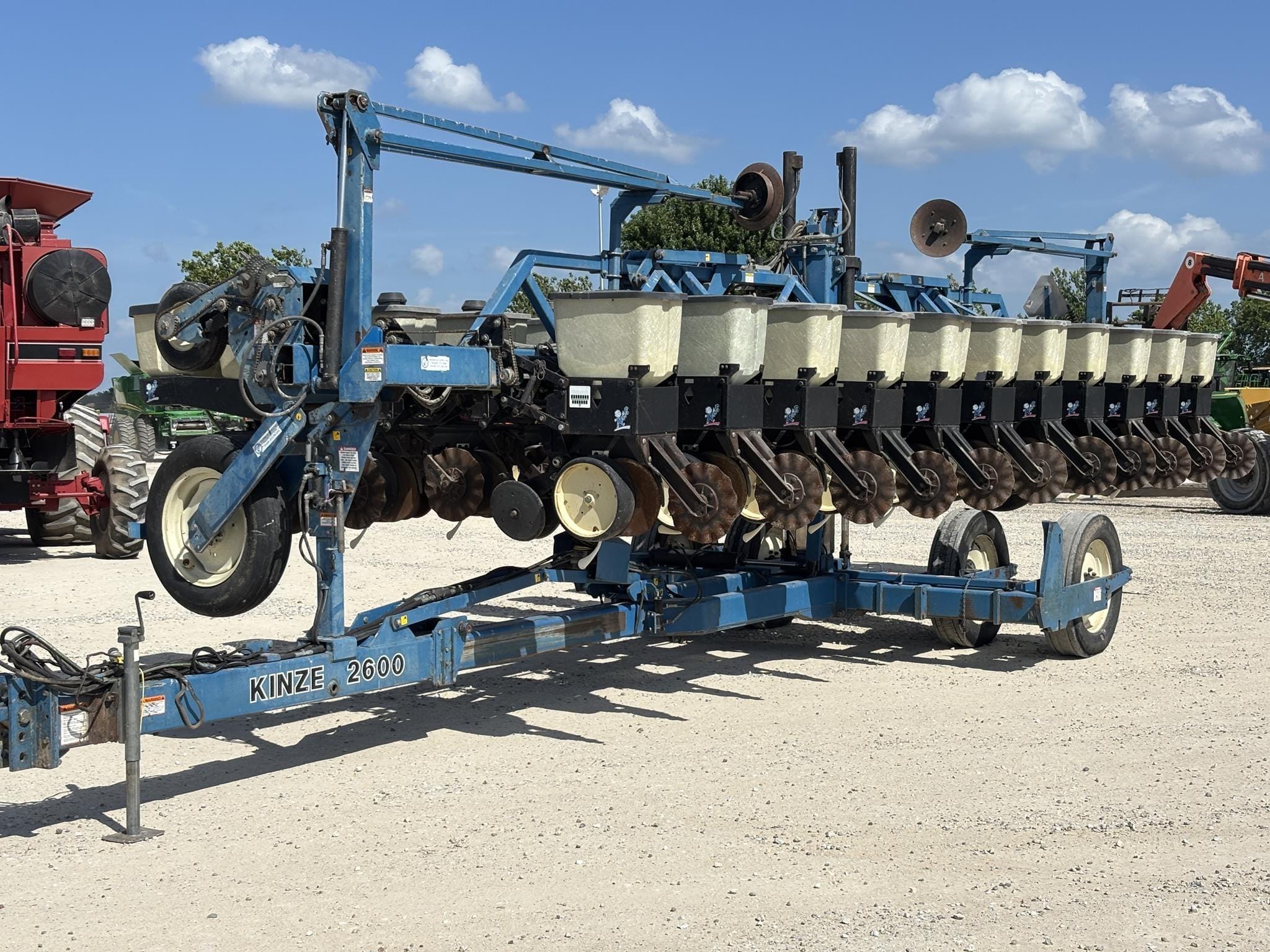 Kinze 2600 Equipment Image0
