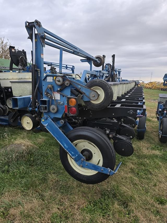 Image of Kinze 2600 equipment image 2