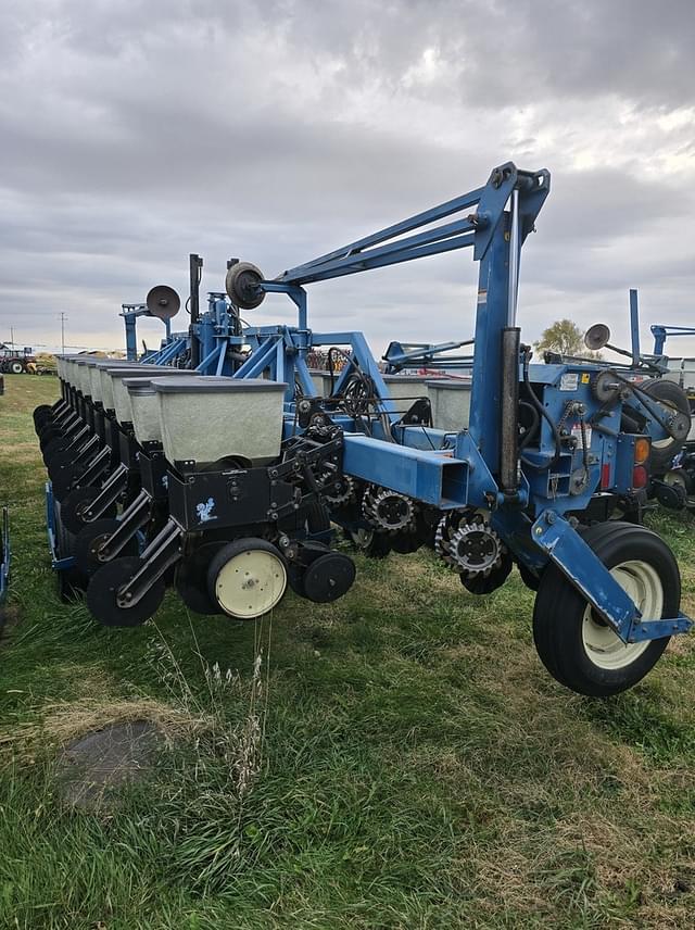 Image of Kinze 2600 equipment image 3