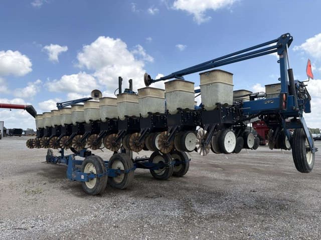 Image of Kinze 2600 equipment image 2