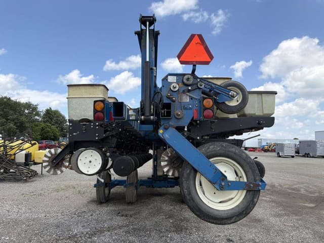 Image of Kinze 2600 equipment image 3