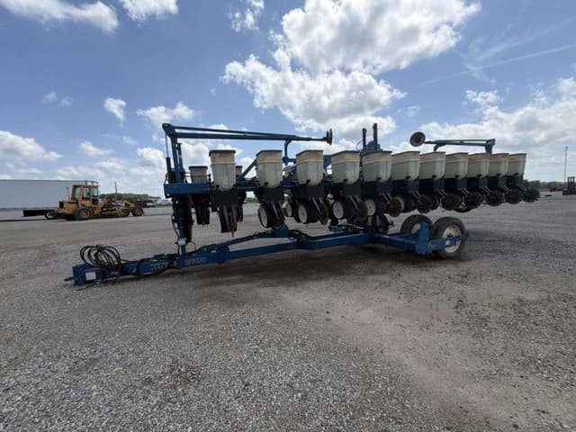 Image of Kinze 2600 equipment image 1