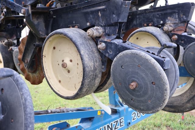 Image of Kinze 2600 equipment image 4