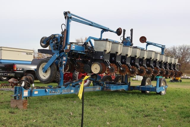 Image of Kinze 2600 equipment image 1