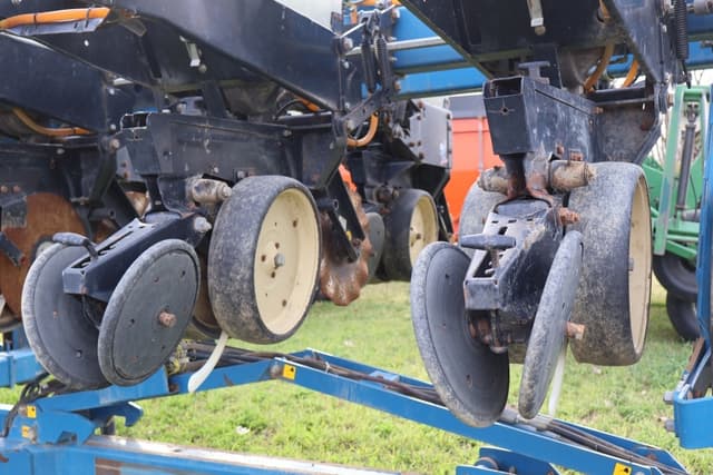 Image of Kinze 2600 equipment image 3