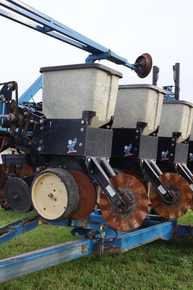 Image of Kinze 2600 equipment image 2