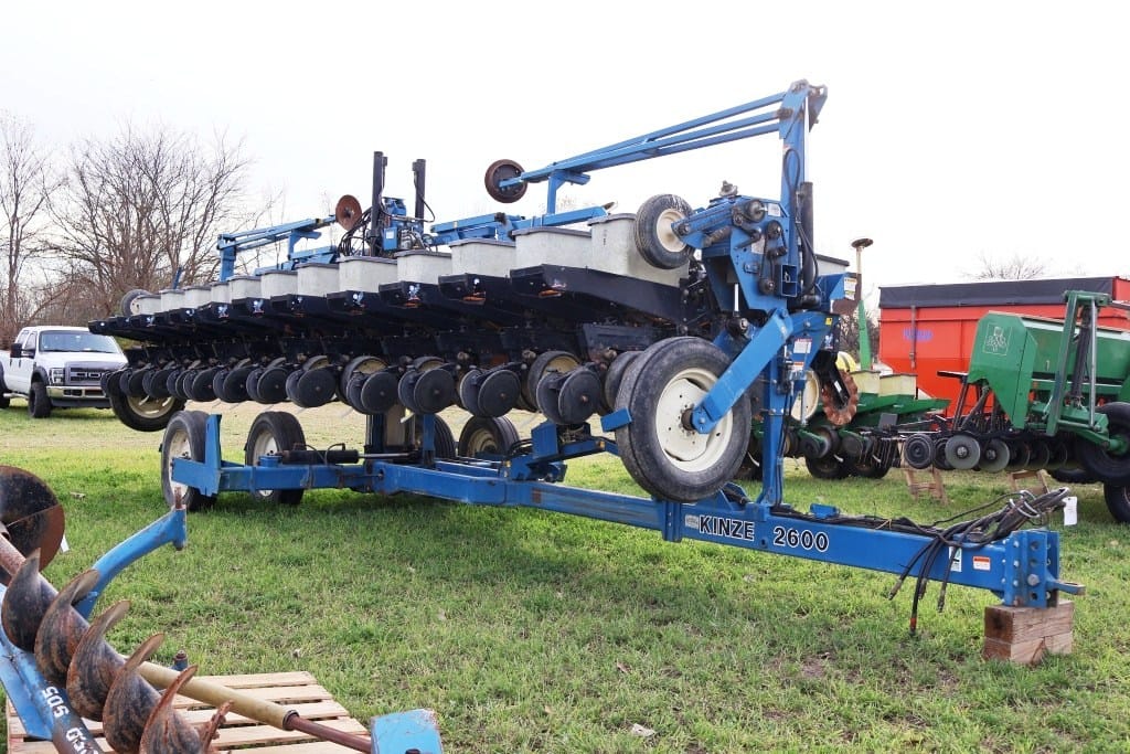 Kinze 2600 Equipment Image0