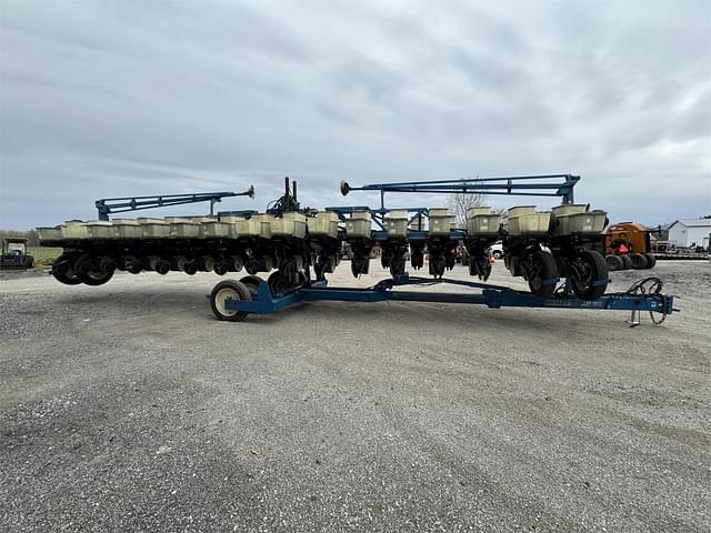 Image of Kinze 2600 equipment image 3