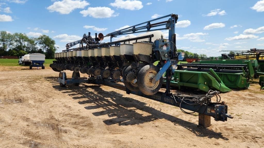 Kinze 2600 Equipment Image0