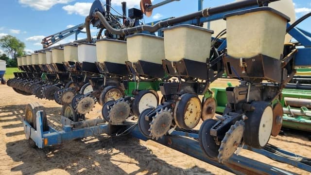 Image of Kinze 2600 equipment image 3