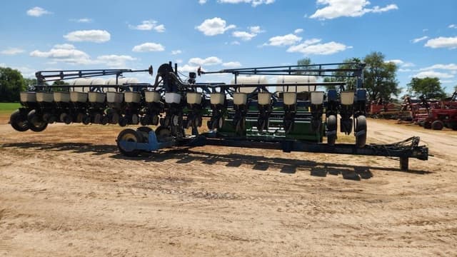 Image of Kinze 2600 equipment image 1