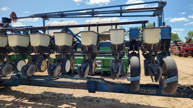 Image of Kinze 2600 equipment image 2