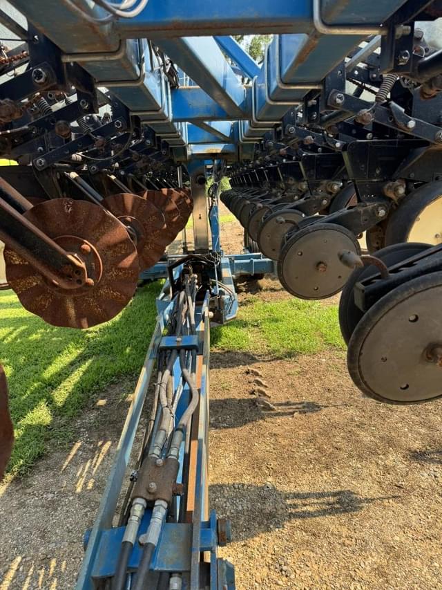 Image of Kinze 2600 equipment image 3