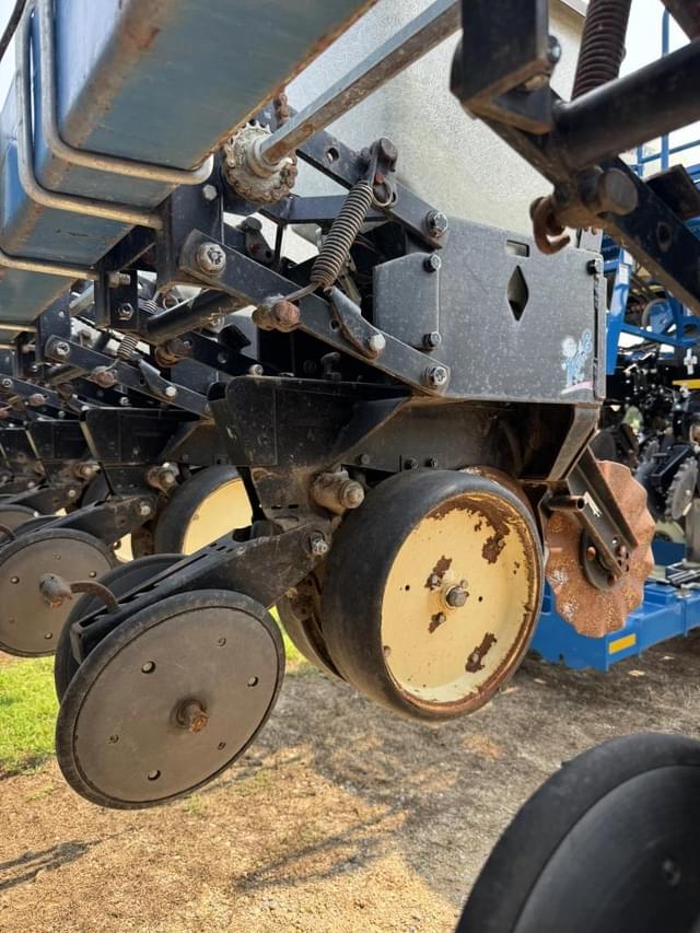 Image of Kinze 2600 equipment image 4