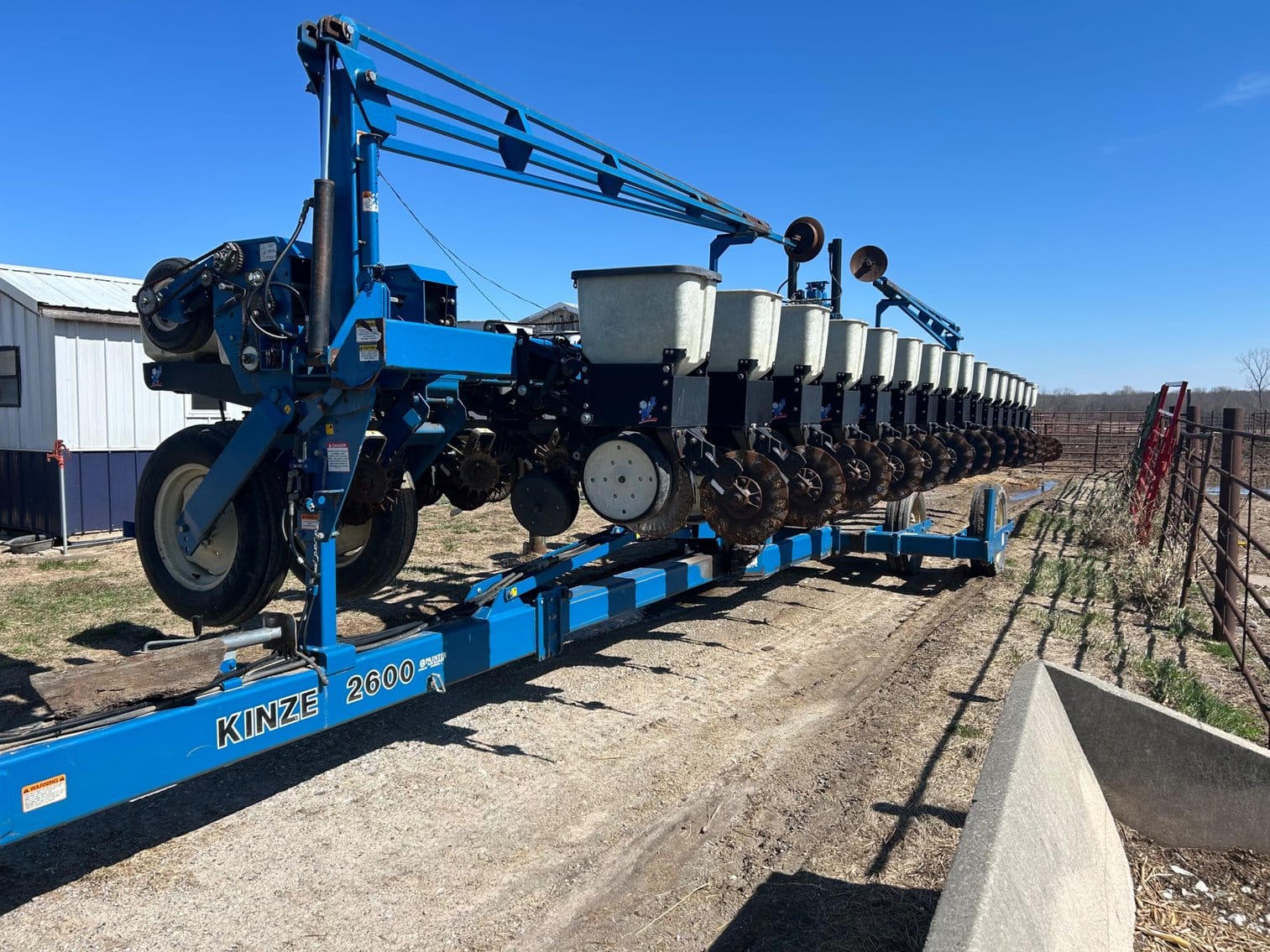 Kinze 2600 Equipment Image0