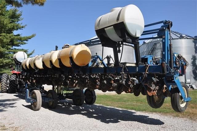 Image of Kinze 2600 equipment image 2