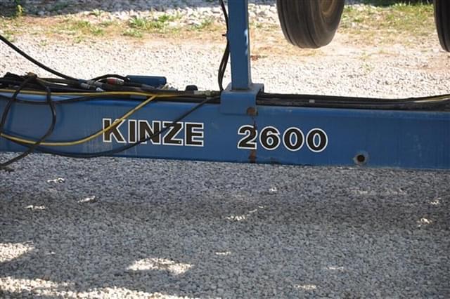 Image of Kinze 2600 equipment image 4