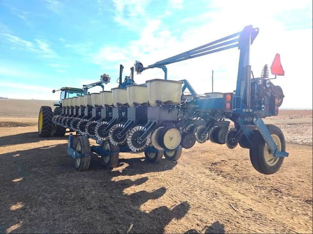 Image of Kinze 2600 equipment image 2