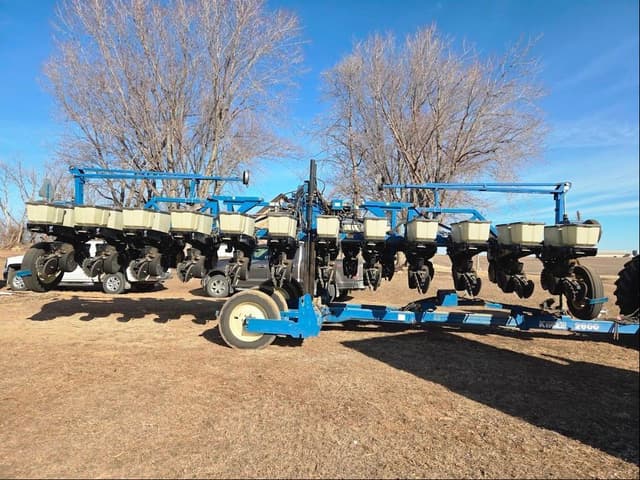 Image of Kinze 2600 equipment image 4