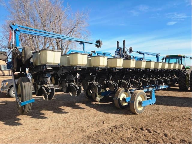 Image of Kinze 2600 equipment image 3