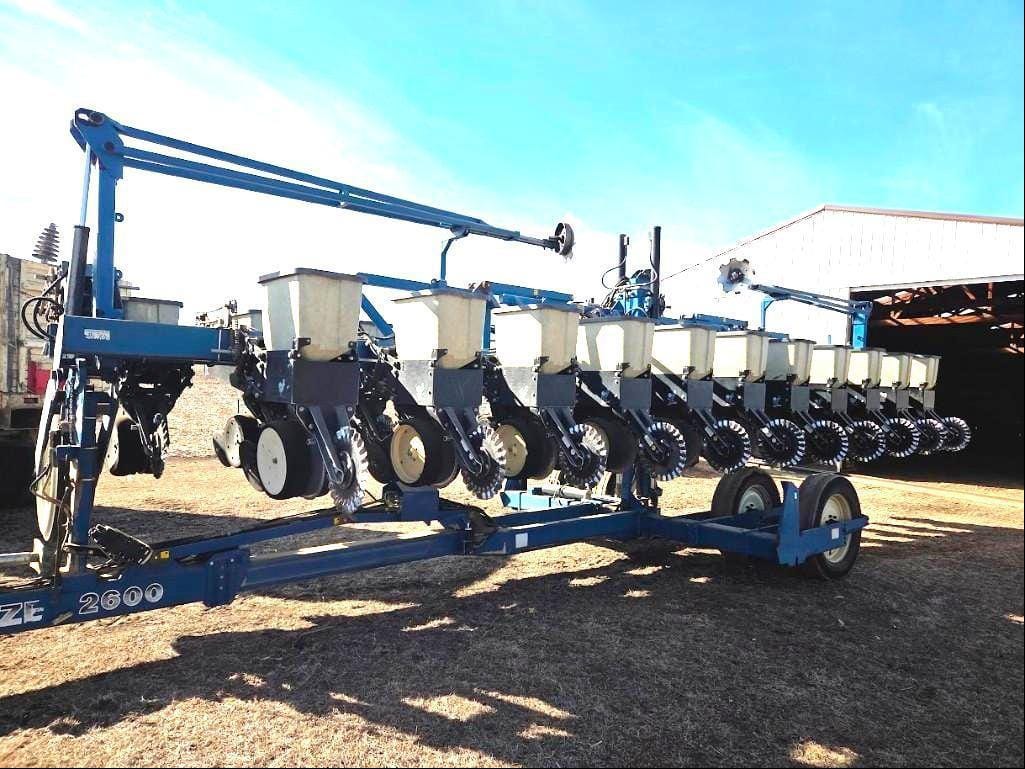 Kinze 2600 Equipment Image0