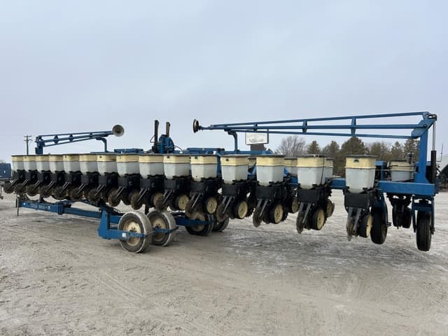 Image of Kinze 2600 equipment image 2