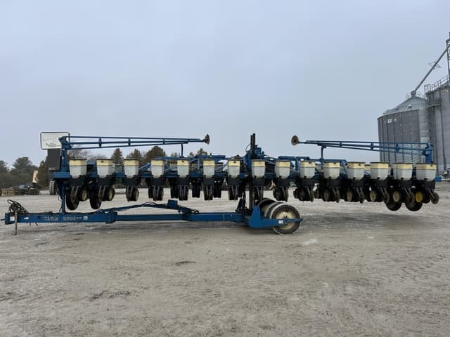 Image of Kinze 2600 equipment image 1