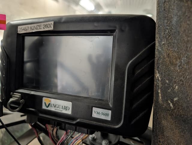 Image of Kinze 2600 equipment image 2