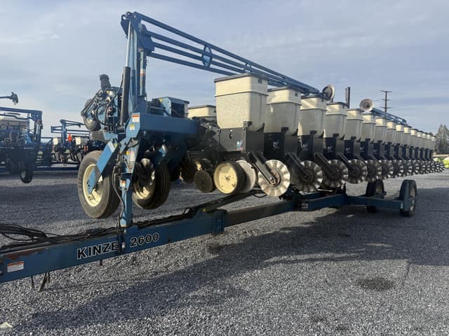 Image of Kinze 2600 equipment image 1