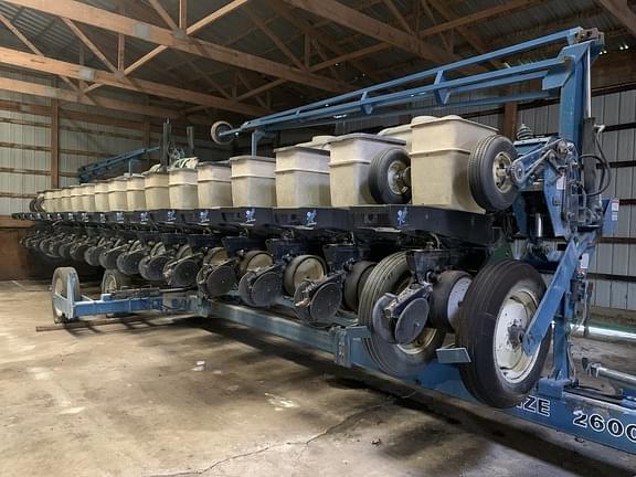 Kinze 2600 Equipment Image0