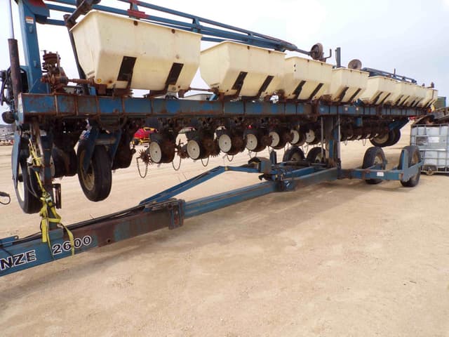Image of Kinze 2600 equipment image 2