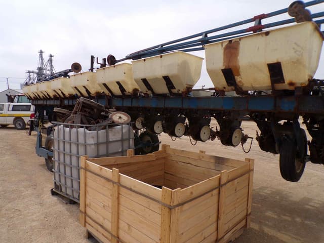 Image of Kinze 2600 equipment image 4