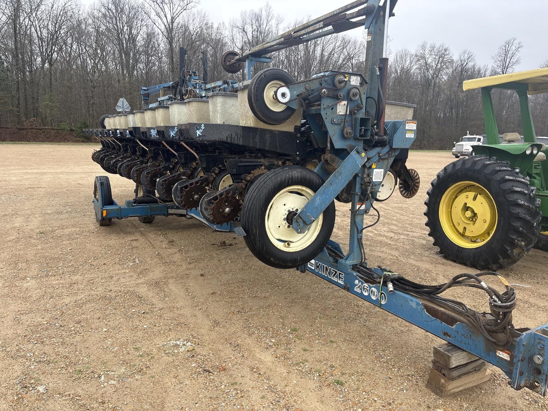 Kinze 2600 Equipment Image0