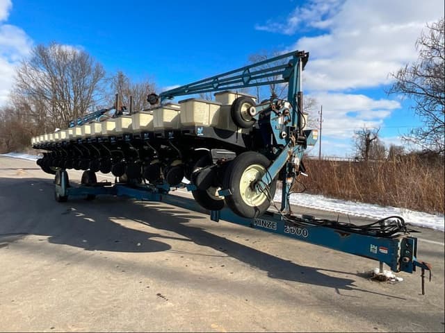 Image of Kinze 2600 equipment image 1