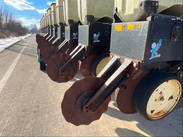 Image of Kinze 2600 equipment image 4