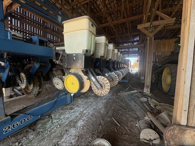 Image of Kinze 2600 equipment image 1
