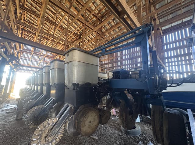 Image of Kinze 2600 equipment image 3