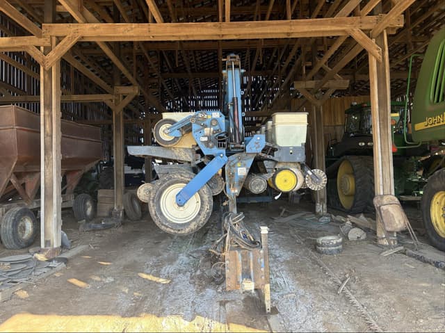 Image of Kinze 2600 equipment image 4