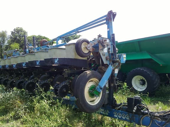 Image of Kinze 2600 equipment image 3