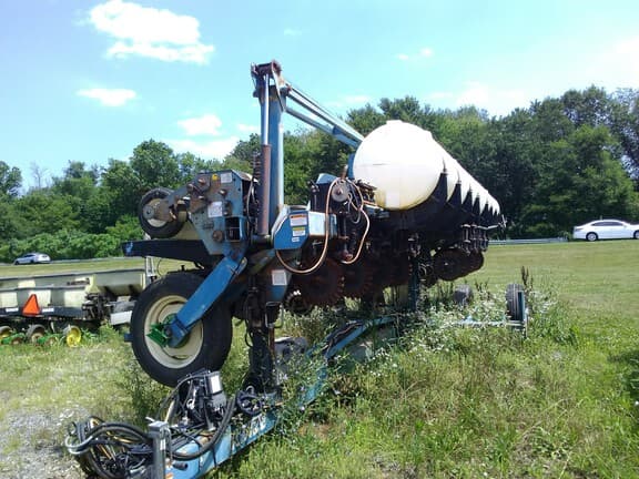 Image of Kinze 2600 equipment image 2