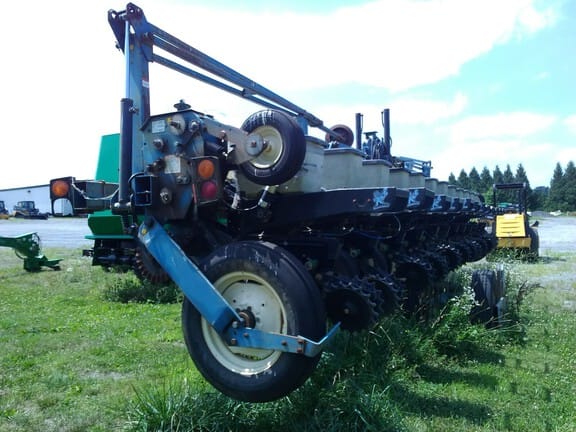 Kinze 2600 Equipment Image0