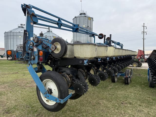 Image of Kinze 2600 equipment image 2