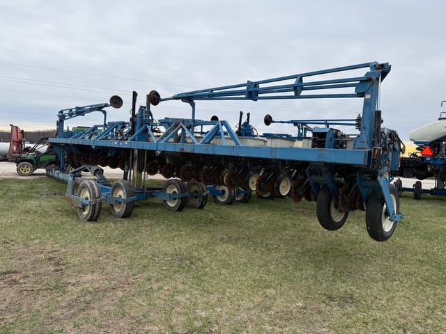Image of Kinze 2600 equipment image 3
