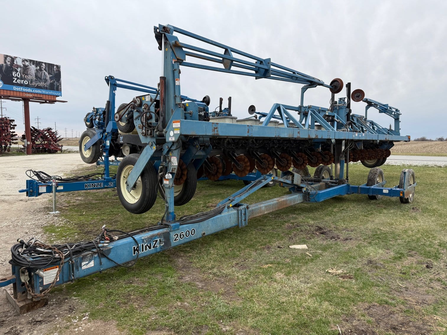 Kinze 2600 Equipment Image0