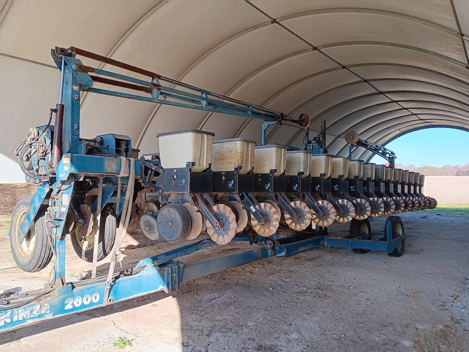 Kinze 2600 Equipment Image0