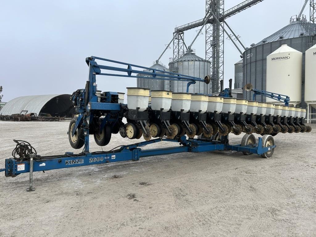 Kinze 2600 Equipment Image0