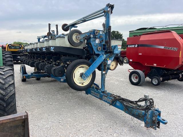 Image of Kinze 2600 equipment image 1