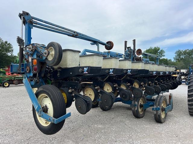 Image of Kinze 2600 equipment image 2