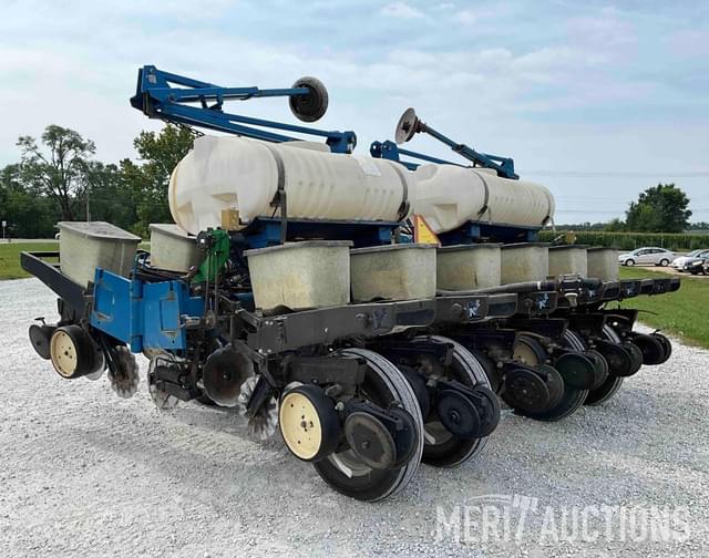 Image of Kinze 2600 equipment image 3